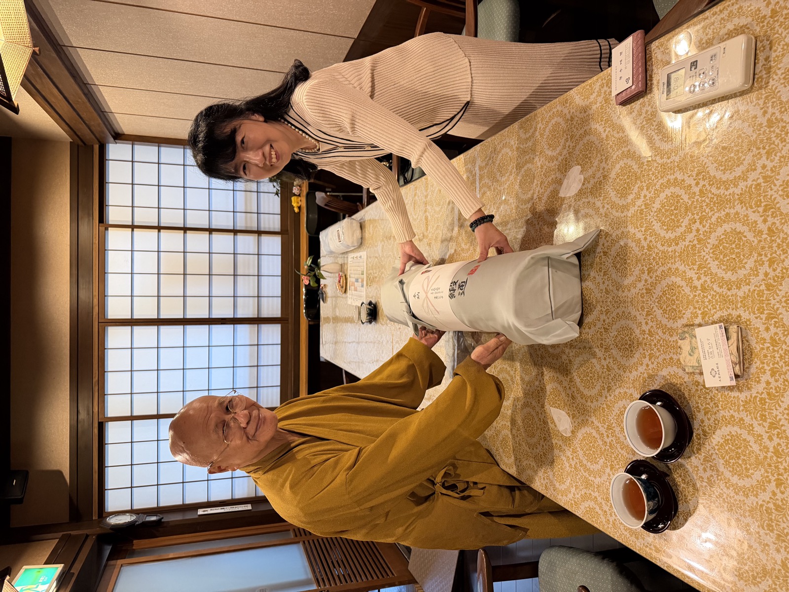 吉島ひろ子様より管長猊下へ鍋島緞通の奉納